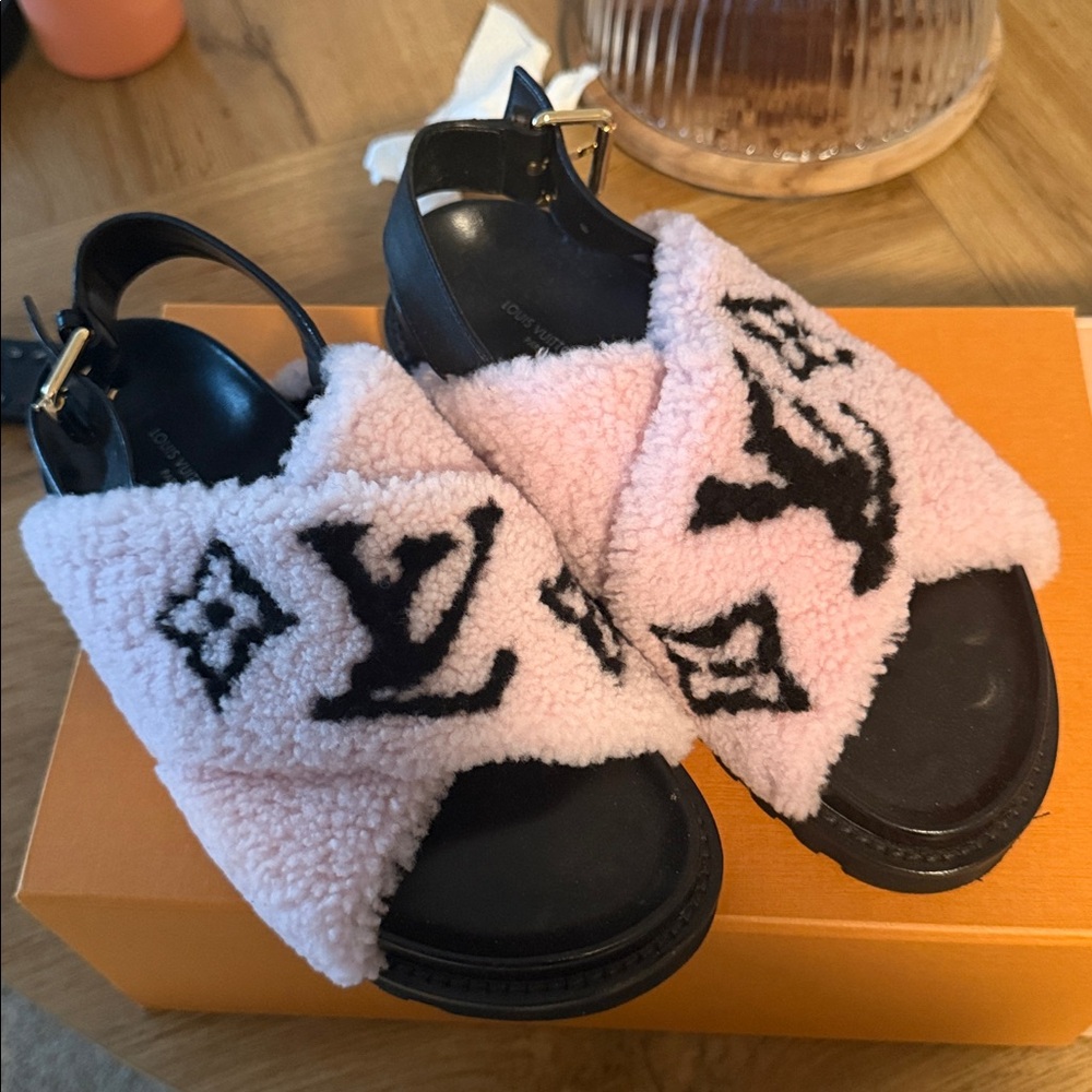 LOUIS VUITTON
Shearling Calfskin Paseo Flat Comfort Sandal 38 Pink